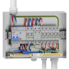 Wnętrze rozdzielnicy elektrycznej w domu: wyłączniki, bezpieczniki i przewody (niebieskie, czerwone, zielono-żółte) połączone z listwami.