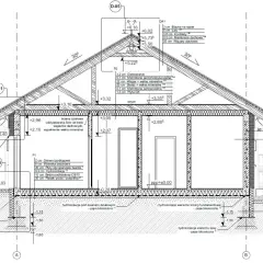 Projekt architektoniczno budowlany: przekrój poprzeczny budynku z detalami izolacji i konstrukcji dachu.