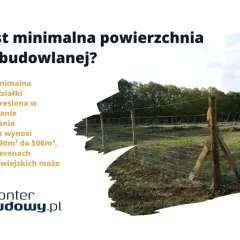 Minimalna wielkość działki budowlanej na wsi może być różna, w przeciwieństwie do miast, gdzie wynosi zazwyczaj 300-500 m². Ogrodzona działka z widokiem na drzewa.